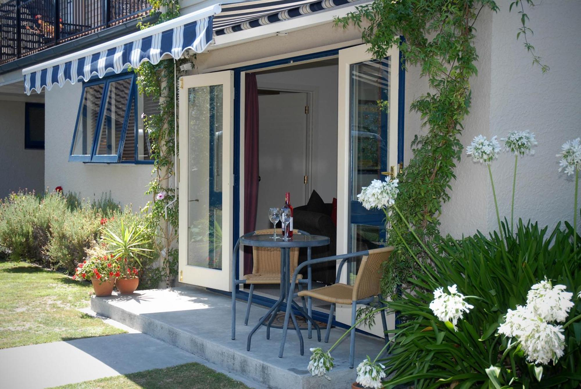 The Village Apartment, Just Steps To The Village Shops, Bars And Restaurants * Havelock North